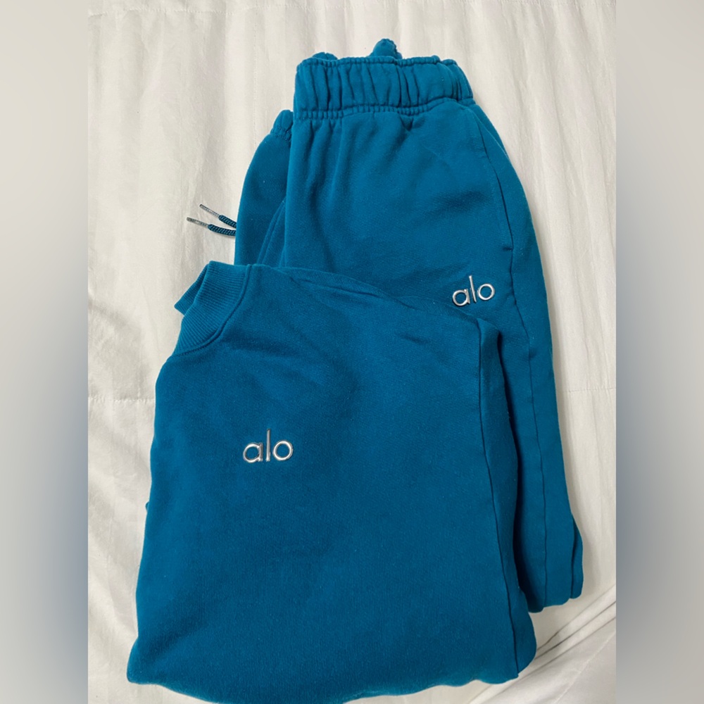 Alo accolade sweat set. Sz xs crew and xs pant with scrunch bottom.